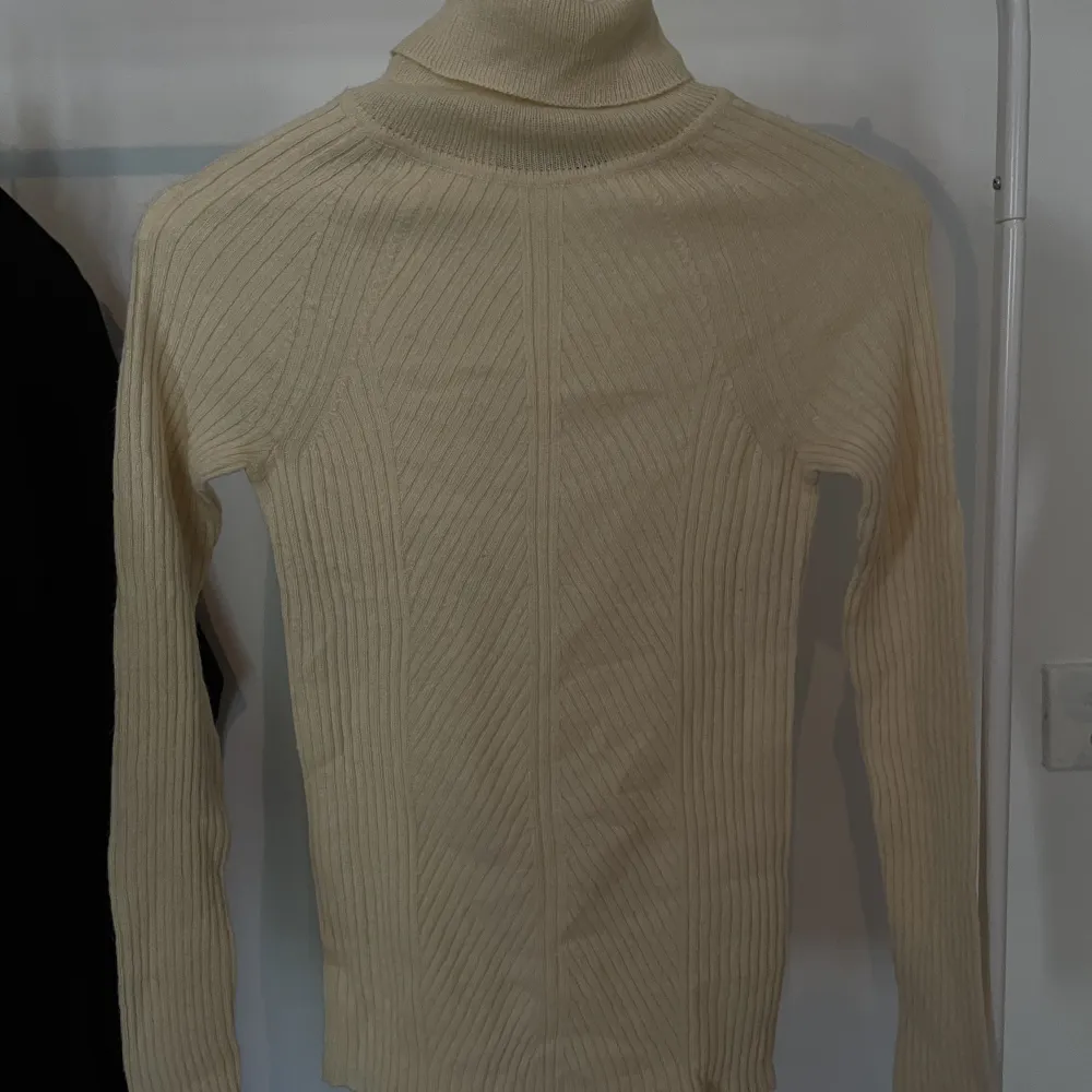 A beautiful pattern knitted white turtleneck from Boohoo. Condition: Very good.  Size: XS (expandable for S) . Toppar.