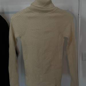 A beautiful pattern knitted white turtleneck from Boohoo. Condition: Very good.  Size: XS (expandable for S) 