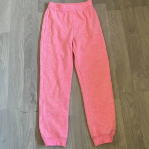 Rosa mjukisbyxor - Fina rosa mjukisbyxor! Använda men i bra skick! 