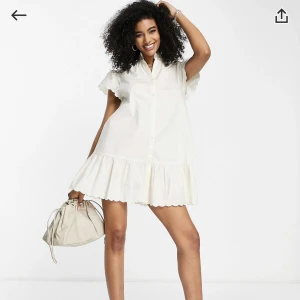 Klänning från edited  - Köpt på ASOS helt ny med lapp kvar! Köpte till studenten men bestämde mig för en annan klänning! Inköpspris 1079 kr och är just nu slutsåld! Storlek 34 och ganska stor i storleken! Pris diskuterbart 