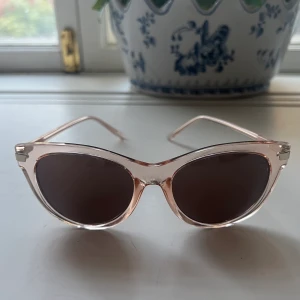Michael Kors glasögon - Glasögon som knappt är använda, jättebra skick!! Köparen står för frakten🤍