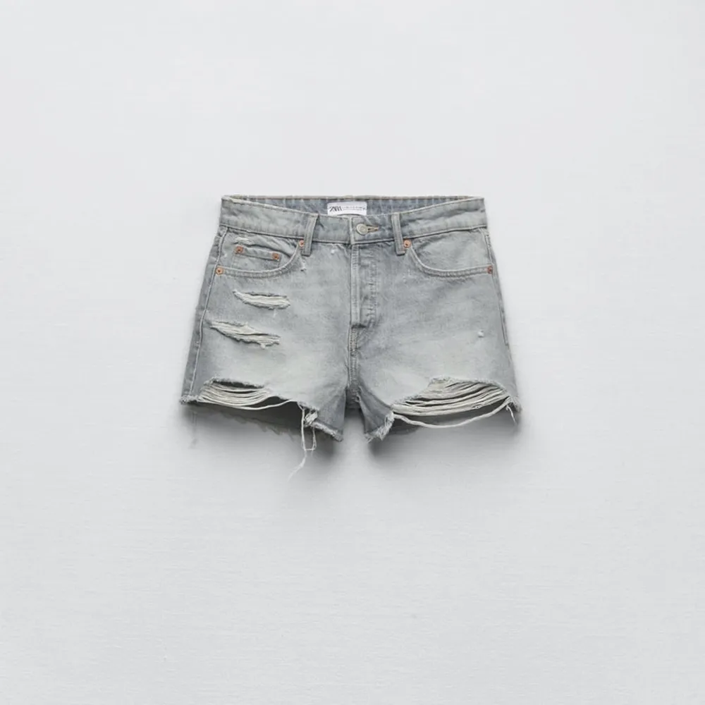 Säljer dessa jätte snygga gråa jeansshorts från zara, som ja tycker sitter lite tajta på mig. I storlek 36 och använda 1 gång. 💕Köpta för 329 och säljer för 220+frakt. Pris kan dirskuteras. . Shorts.