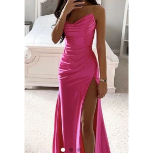 Balklänning  - Säljer oanvänd klänning pga lite för stor . Xs finns i Södertälje 