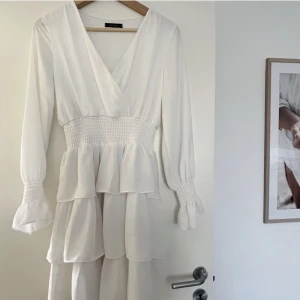 Sommarklänning - Säljer denna superfina sommarklänningen perfekt till student, skolavslutning eller liknande❤️ jättefin på och inte alls genomskinlig som många andra vita klänningar är💕endast använd en gång, så väldigt fint skick och inga defekter☺️