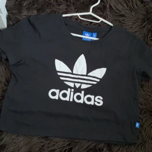 T-shirt  - Kort t-shirt från adidas. (Köp tre betala för 2)