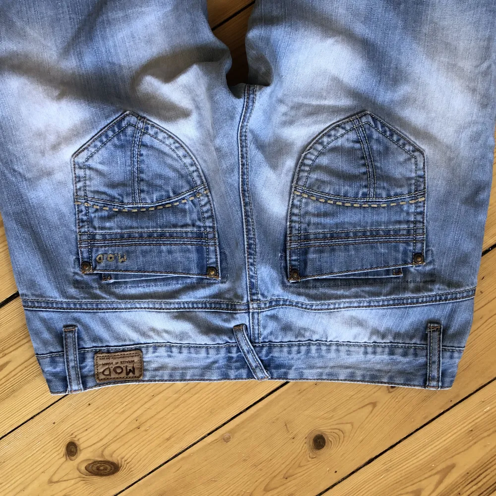 Ljusblå lågmidjade jeans som tyvärr är lite stora på mig😭 jättebra skick, som nya! Midjemått: 87cm Innerbenslängd: 86cm Frakt 64kr . Jeans & Byxor.