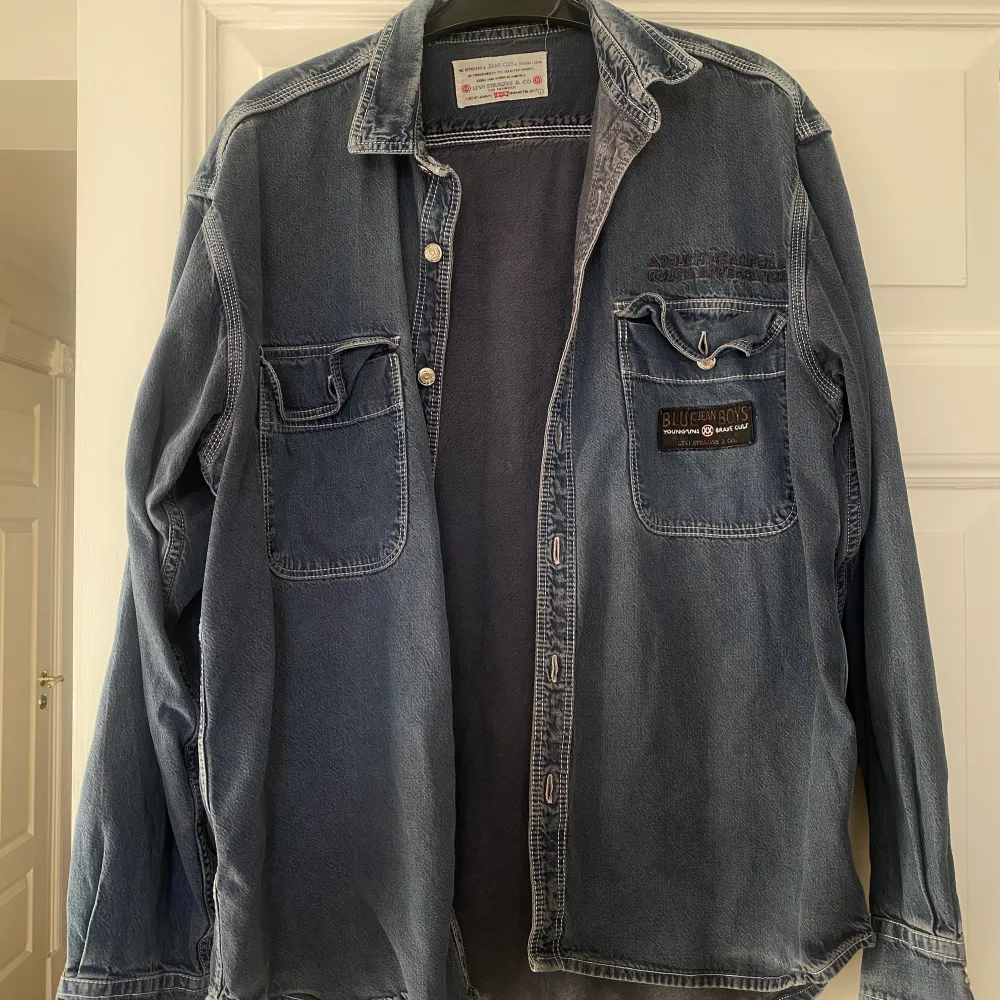 Tunn Jeans skjorta/jacka köpt på humana förra sommaren, skitcool med najs detaljer . Skjortor.