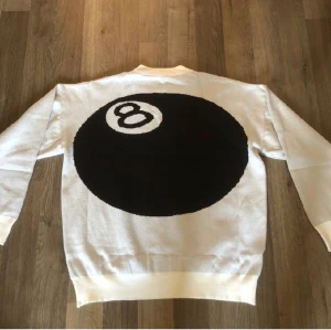 Snygg 8ball sweatshirt  - Hej! Säljer nu denna snygga och sköna 8ball sweater som fortfarande är i väldigt bra skick 🎱 (Inte stussy). Hör av dig vid intresse eller frågor!😊