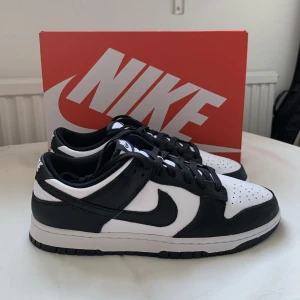 Nike Dunk Low Retro “Panda” Strlk 44.5 - Nike Dunk Low Retro “Panda” Size: EU 44.5. Cond: 10/10 (DS). Can provide receipt from Nike. Can meet in Stockholm.