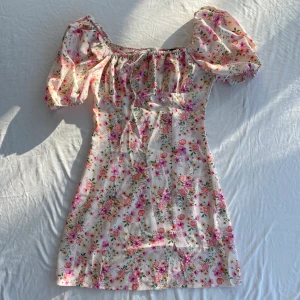 Bandyboll milkmaid blommig klänning  - Så fin miniklänning med slits och babydoll/milkmaid byst. Storlek XS men tyget är stretchigt så kan också passa S. Helt oanvänd. Köps via Swish eller köp nu 💋 (originellt från shein) 