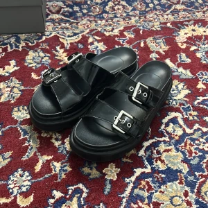 Snygga platå tofflor  - Använda en sommar, bekväma och snygga. Kan användas till enkla outfits o finare enligt mig. 