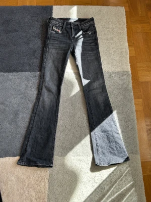 Diesel jeans - Säljer dessa supersnygga diesel jeansen i modellen d-ebbey 1969!De är i storleken 23/32 men jag som har 24-25/32 kan ha dom och dom sitter perfekt lågmidjat!!Använda 2 ggr och inga defekter alls! Nypris 2000 kr! Har inte möjlighet att skicka mer bilder!🩷🩷