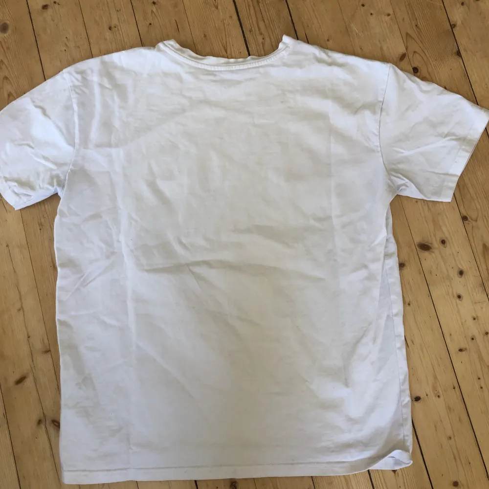 Fet somrig Travis Scott T-shirt, bra skick, säljer för den inte kommer till användning längre. T-shirts.