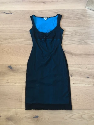 Bay klänning - Superfin mesh klänning från BAY, svart mesh med blått undertyg. Passar XS-M