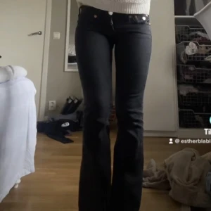 True religion jeans - Säljer dessa true religion bootcut jeans i 27/31, rå kant nere och är i super fint skick! De är grå svarta och har även fickor med knappar bak, skriv för fler bilder eller frågor❤️