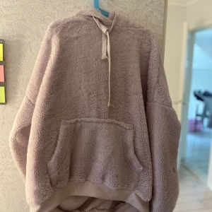 Tröja  - En jätte mysig fluffig tröja. Köpte den för 300kr och säljer den för 100kr plus frakt. Jag älskar den och den är så skön. Det är storlek 164 