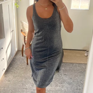 Silverfärgad klänning  - Mycket snygg klänning storlek står ej i den men den uppskattas som en M
