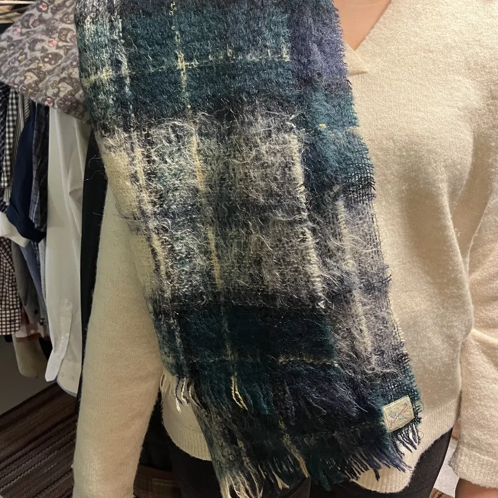 INTRESSEKOLL! Så fin scarf från Yarrowvale 😍🧣 . Accessoarer.