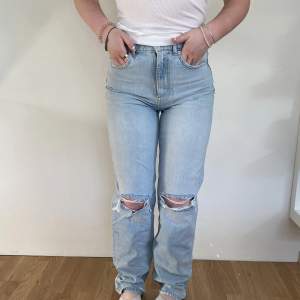 Blå jeans med hål från Gina tricot. Använt en gång, köpta för 600kr