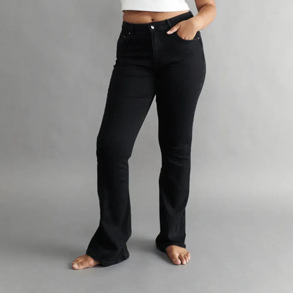 Jeans 👖 från GinaTricot i modellen ”Full Length Flare Jeans”😍 På andra bilden ser ni passform och dom är mid waist😁 Byxorna är använda 1 gång och är i nytt skick🥰 Nypris är 500kr, kan gå ner i pris vid SNABB AFFÄR🤗🤗. Jeans & Byxor.