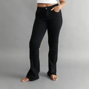 Jeans 👖 från GinaTricot i modellen ”Full Length Flare Jeans”😍 På andra bilden ser ni passform och dom är mid waist😁 Byxorna är använda 1 gång och är i nytt skick🥰 Nypris är 500kr, kan gå ner i pris vid SNABB AFFÄR🤗🤗
