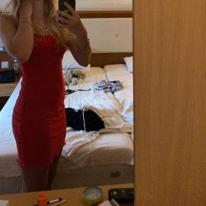 Jättesöt röd klänning som jag tyvärr inte använder längre. 80kr + frakt (köpte för 149kr) 😊Storlek S ❤️