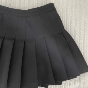 Tenniskjol svart - Tenniskjol från american apparel, använd en gång