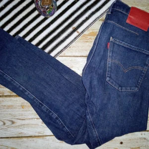 Levis jeans blå 502 nya! Ljusa slitna stilen. I stl S  - Levis jeans i Stl S nya snygga smala nere fickor framme och bak! Äkta vara märken lappar inuti! Slitna jeans från Nelly i S stretch sköna mjuka oanvända! 