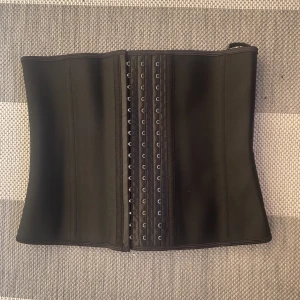 Waisttrainer - Waisttrainer med 3 olika lägen. Använd någon ynka timme, insåg att den va för liten för mig. Den kom ej med några lappar, men är i absolut nyskick :) inköpt på toplady, nypris 600kr! 