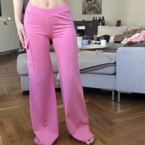 Cargo byxor - Använd 1 gång och inga defekter. Strl xs, men passar även en s. Säljes pga att de inte kommer till användning.  Inköpspris: 399 kr Säljes för: 200 kr