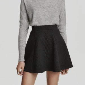 Kort kjol med dragkedja - En kort svart kjol med dragkedja i ryggen från H&M. I använt skick men hel och ren! Ger en superfin siluett eftersom den är så snäv i midjan.