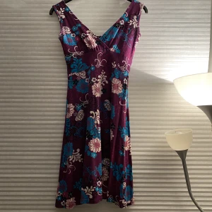 Klänning - Fin somrig klänning, aldrig använd men köpt på second hand. 