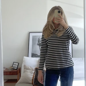 Randig långärmad  - Randig tröja från Gina tricot. Jag är 170 cm lång och passar mig perfekt 