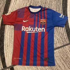 Säljer min fc barcelona t shirt då den har aldrig används och är i toppskick. Den användes säsongen 21/22. Köparen står för frakten. 