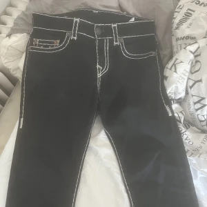 True Religion  - Svarta vanliga Roccos med vit Stitch. Skriv pm för frågor, bilder osv… sänkt priset från 1000kr