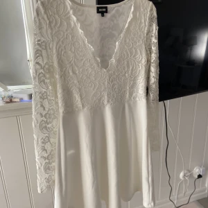 Vit klänning - Vit somrig klänning, passar perfekt till skolavslutning och student💘från bubbelroom, strl M, 200kr