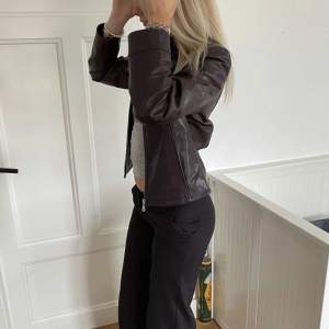 Unik vintage skinn/läder jacka i en brun/lila färg. 