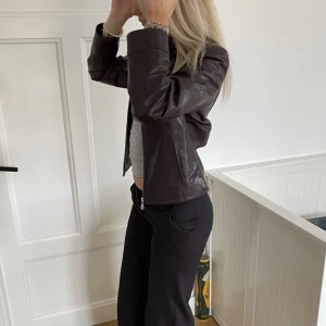 Läderjacka - Unik vintage skinn/läder jacka i en brun/lila färg. 