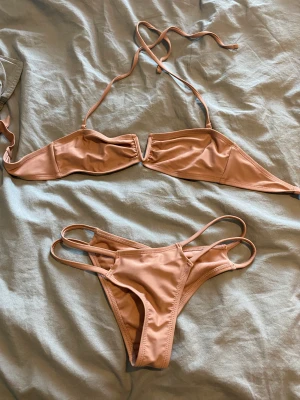bikini - En Na-kd bikini fick i present testat en gång men var för liten. 