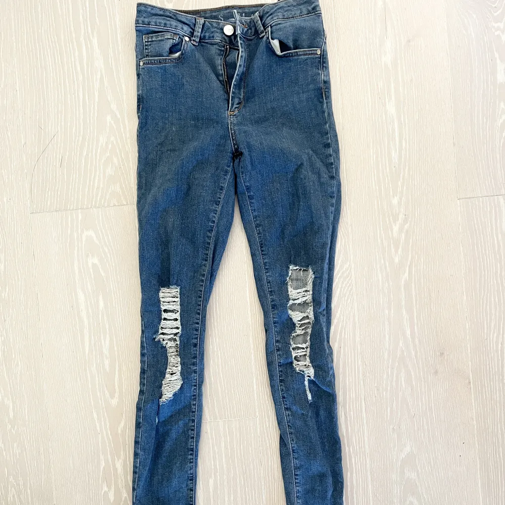 Jeans från bikbok med slitningar. Modell: Jp higher Använda men fint skick. . Jeans & Byxor.