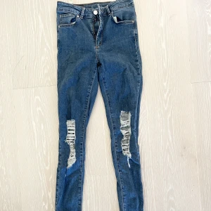 Jeans från bikbok - Jeans från bikbok med slitningar. Modell: Jp higher Använda men fint skick. 