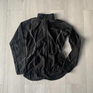 Nike jacka  - ”vintage” Nike jacka perfekt till sommaren/våren 💯