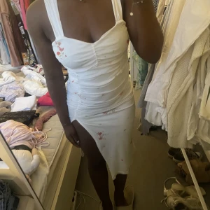 Somrig klänning  - Klänning som är använd ett få tal gånger 