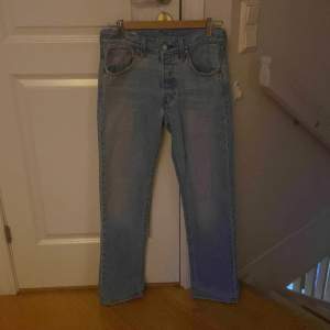 Säljer mina två Levis jeans (501) då de har blivit för små, utmärkt skick och använda sparsamt. 299kr styck men 499kr för båda, tveka inte att höra av er vid minsta fråga!
