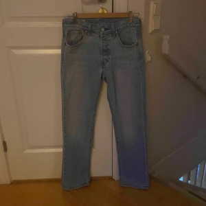 Levis jeans 501 - Säljer mina två Levis jeans (501) då de har blivit för små, utmärkt skick och använda sparsamt. 299kr styck men 499kr för båda, tveka inte att höra av er vid minsta fråga!