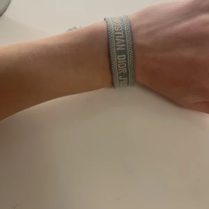Christian dior armband  - Dior armband köpt sommaren 2021. Armbandet är välanvänd men har inga deflekter. Armbandet är äkta men eftersom jag saknar kvitto är priset såpass lågt. Nypris 3200
