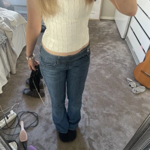 Low waist jeans - Så snygga lågmidjade jeans med supersnygg midja, inte så använda det vill säga näst in till nyskick. Säljer pågrund av att jag har alldeles för mycket kläder!!🌟🌟Dessa är köpte second hand, vet dock inte exakt storlek men för referens är jag 163, st 34/36