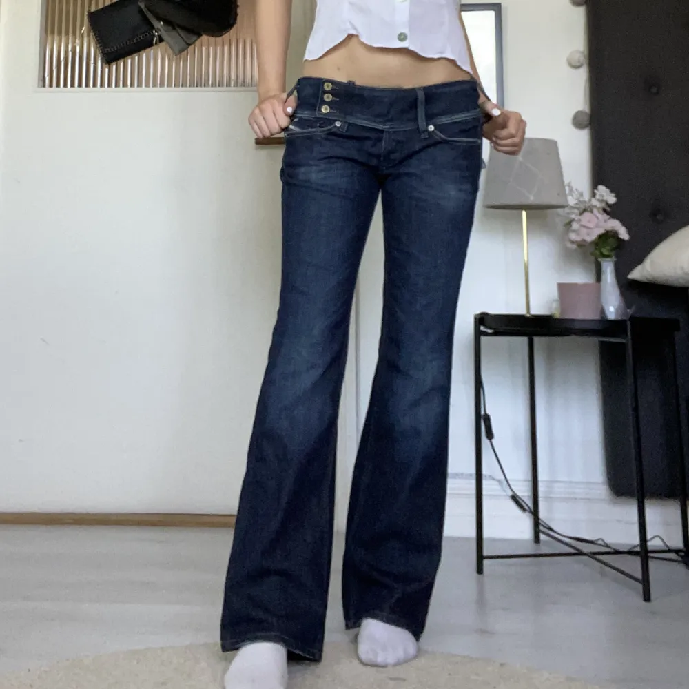 Säljer dessa super snygga jeansen då de tyvärr är lite för stora för mig.. Midjemått: 80 cm Innerbenslängd: 76 cm 💘. Jeans & Byxor.
