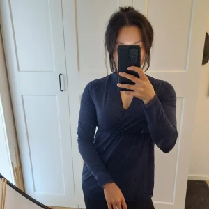 Nattlinne  - Endast testad.  Otroligt mjukt nattlinne med omlott över bröstet och en lätt resår strax under. Kanterna undertill och på ärmarna är klädda i spets