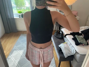 Topp från zara - Topp från zara med liten polokrage. Storlek S men passar även XS. Lite ribbat material. Knappt använd💞
